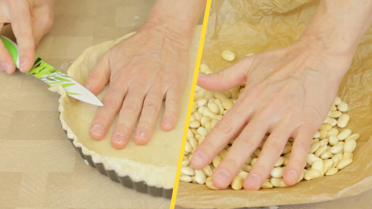 Прибрати зайве тісто на краях можна ножем або просто прокатавши качалкою