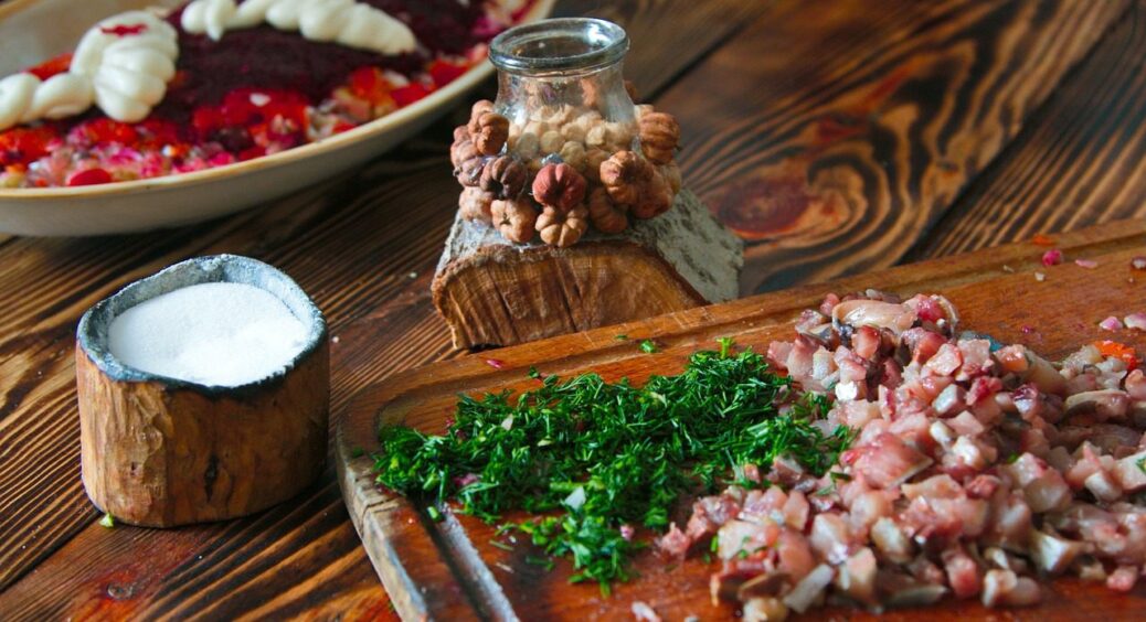 Щось між вінегретом і оселедцем під шубою: буряк + яйця + солоні огірки — створіть новий салат! 