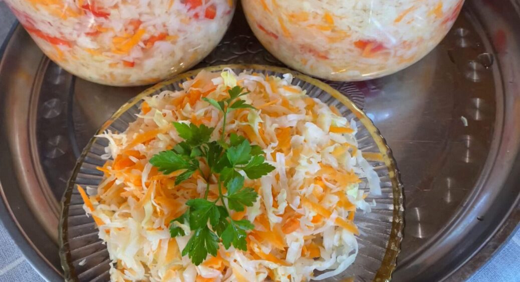 Квашена капуста за 3 дні: хрустка і запашна, ідеальна для борщу та зимових салатів 