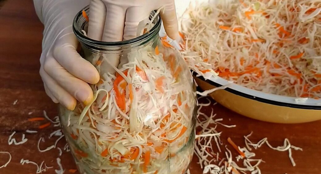 Як квасять капусту на Закарпатті: додають 1 секретний інгредієнт, щоб вона була МЕГА хрусткою 