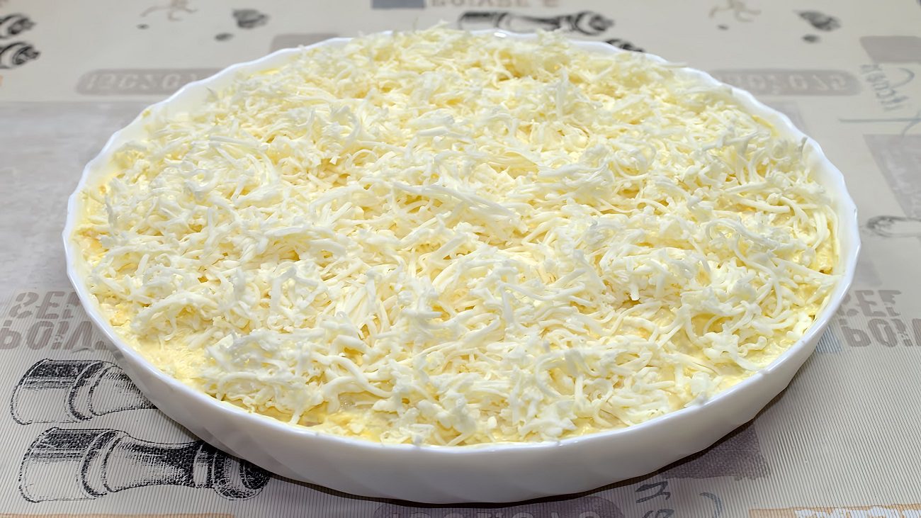 Рецепт смачного святкового салату з плавленими сирками