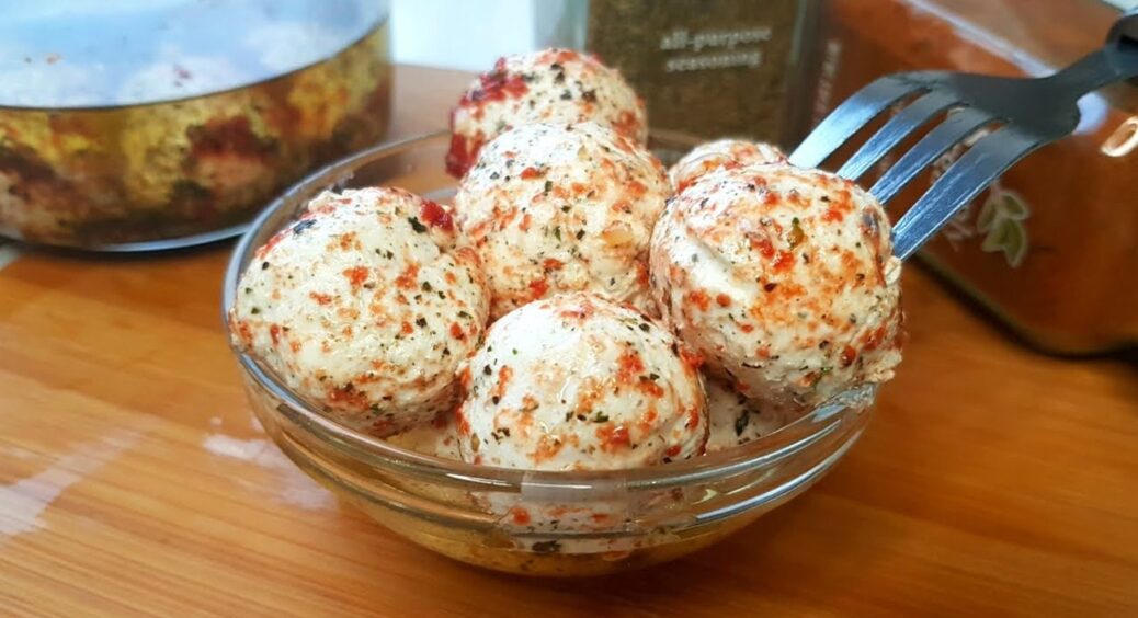 Кефірні сирні кульки у 2 простих кроки: ніжна закуска по-чернівецьки з ароматною олією 