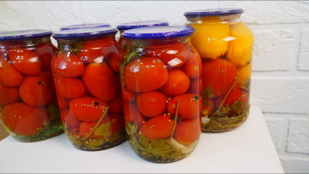 Кулінари поділилися рецептом смачних і солодких помідорів на зиму