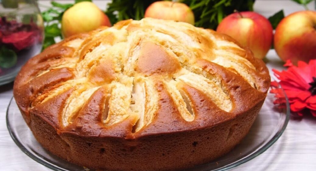 Шарлотка відпочиває! Ідеальний на вигляд і смак яблучний пиріг “Експрес”: тісто на кефірі 