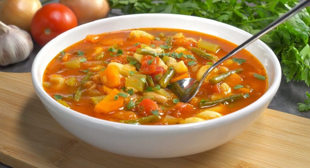 Ми їх для користі, а вони лише шкодять: 3 спеції, яким точно не місце в перших стравах 