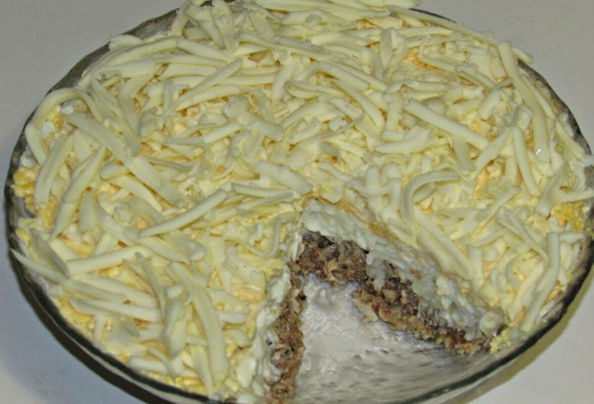 Рецепт нового святкового салату з сардинами і плавленим сирком