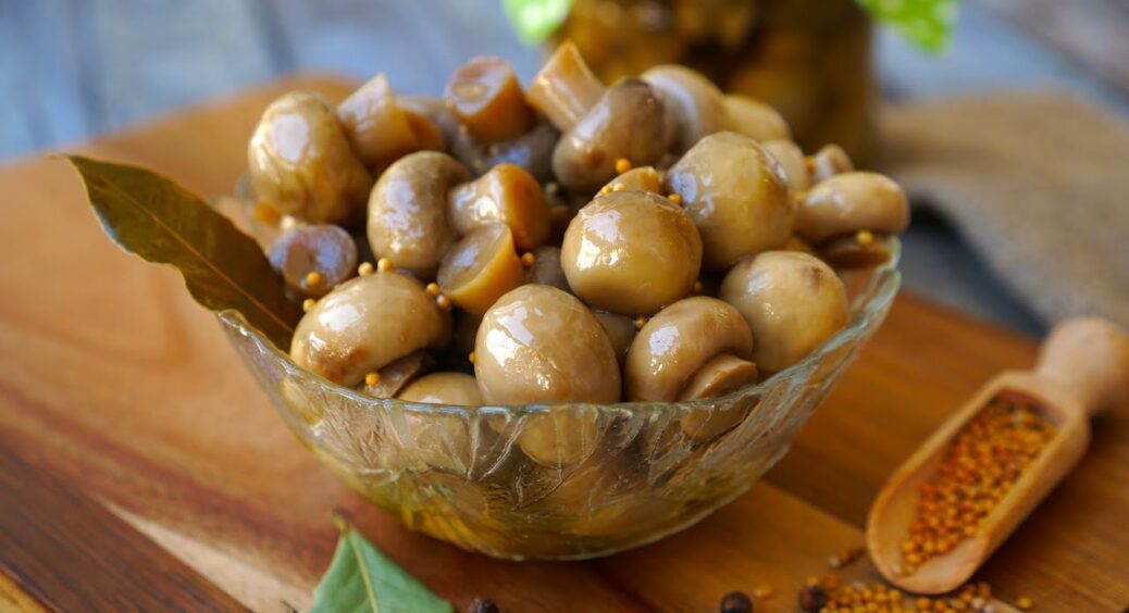 5 рецептів маринованих грибів перевірила, але тільки один з них спрацював – стоять цілу зиму 