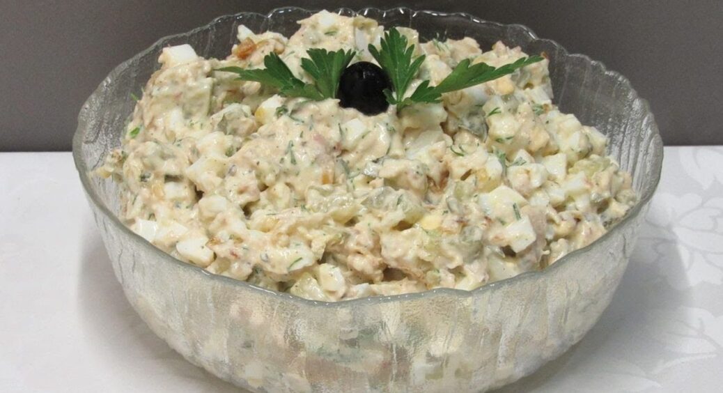 Мімоза відпочиває! Ідеальний на вигляд і смак рибний салат “Золота рибка”: рецепт 