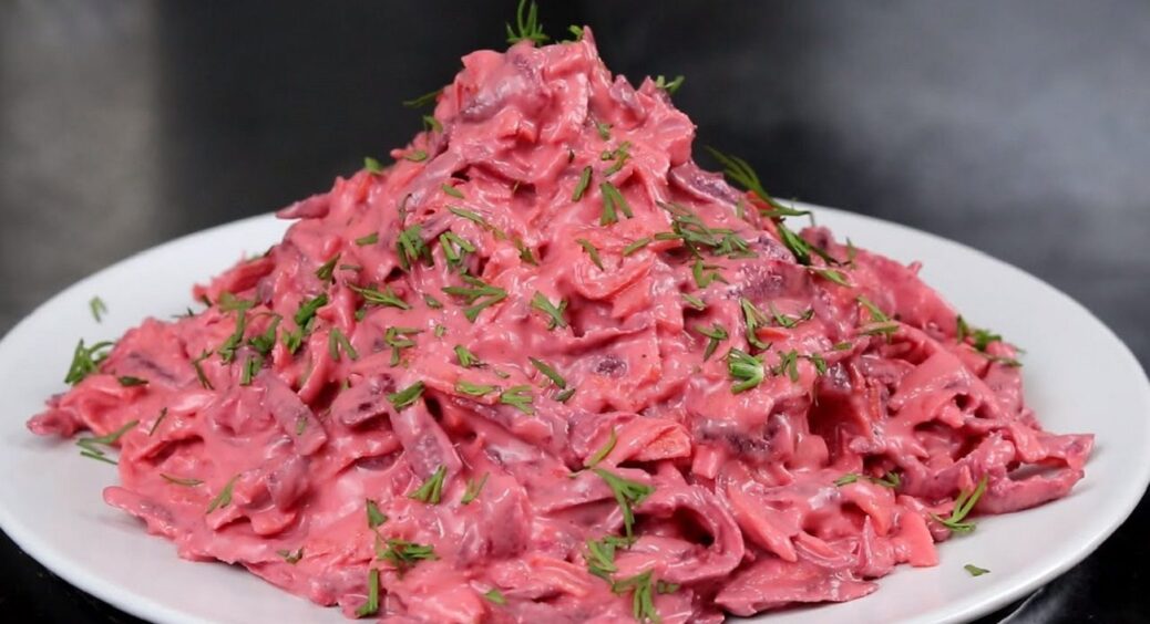 Буряк є? Тоді готуйте салат “Маріанна” — смак такий, що “Шуба” й поряд не стояла 