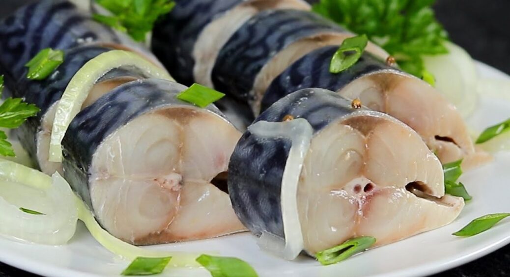 І на свято, і на кожен день: мариную скумбрію за 15 хвилин – розлітається зі столу за 5. Рецепт 