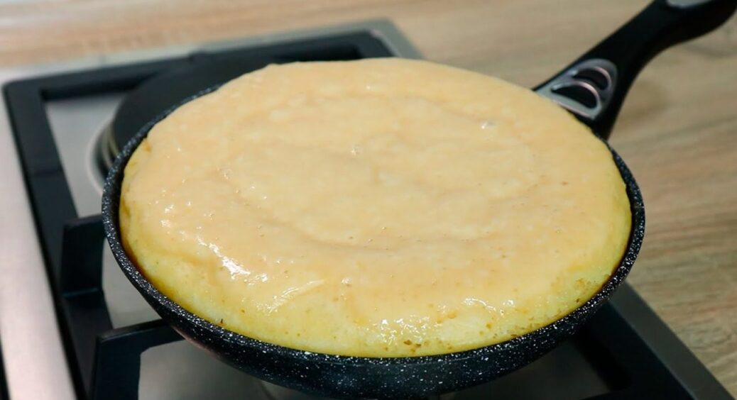 Пиріг на сковороді за 15 хвилин! Печу поки чайник закипає: дуже ніжна і пухка випічка 