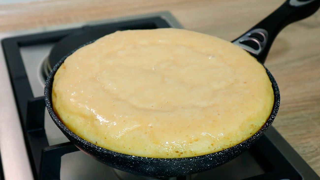 Рецепт смачного і пухкого пирога на сковороді за 15 хвилин