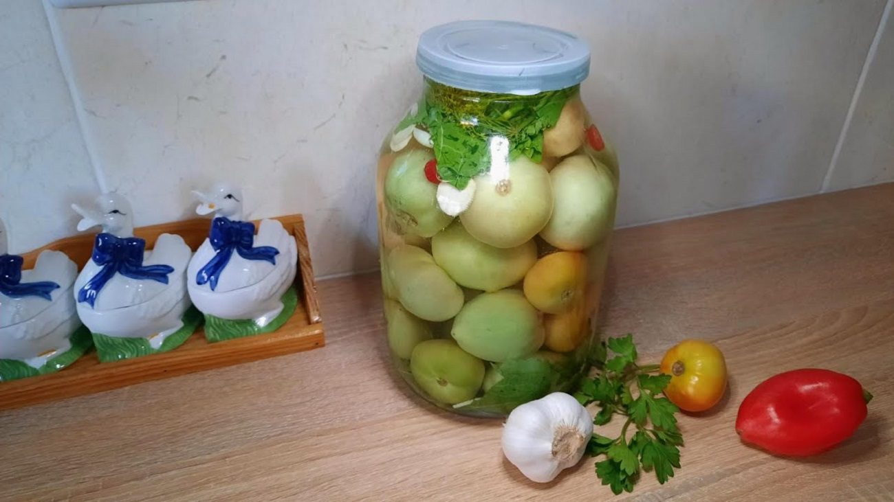 Рецепт смачних і пряних квашених зелених помідорів з часником