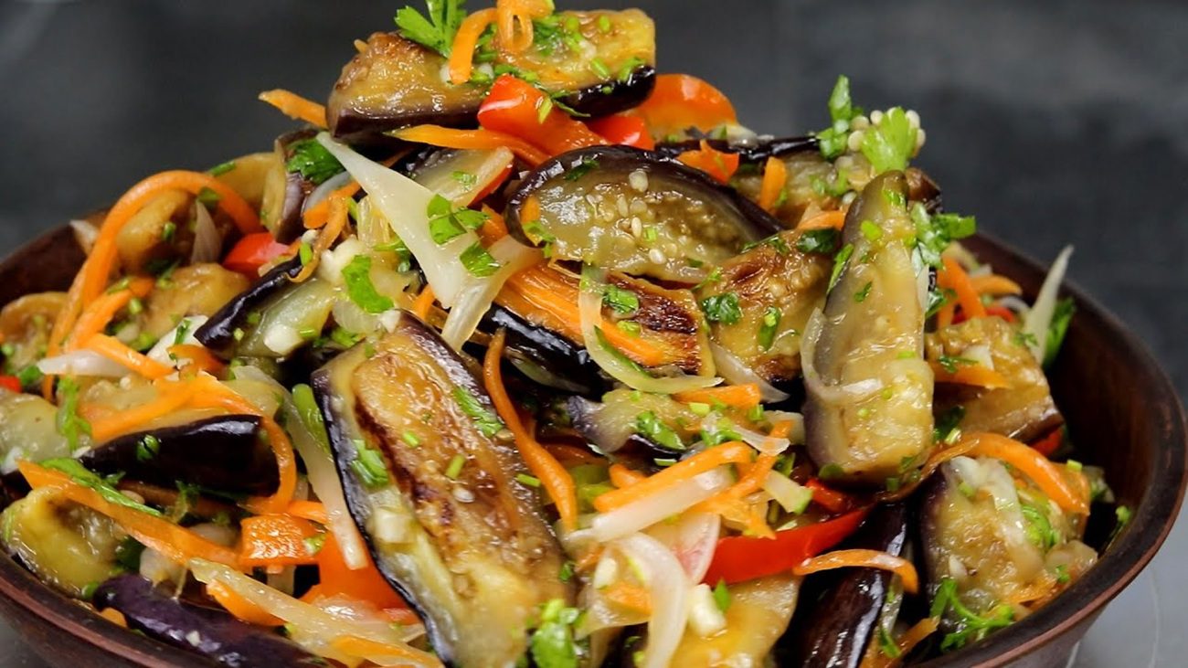 Кулінари розповіли, як приготувати смачний і пряний салат з баклажанами