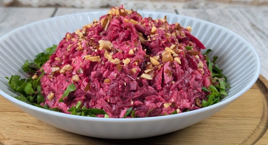 Буряк та плавлені сирки — наче були створені один для одного: готую цей салат 365 днів на рік 