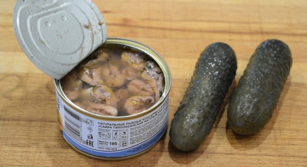 Змішали шматочки тунця та солоні огірки: ідеальний салат готовий за 10 хвилин — гості у захваті 