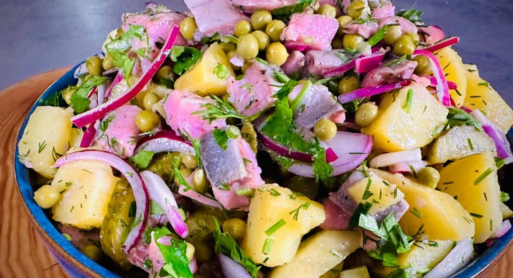 Від такої смакоти будуть в захваті усі: салат з оселедцем, горошком і картоплею (Рецепт) 