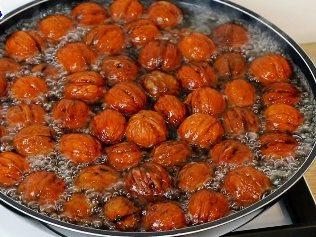 Як швидко розколоти волоські горіхи