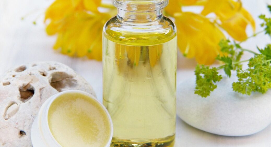 Крапелька на руки – і крем не потрібен: яка олія миттєво зітре зморшки і захистить шкіру 