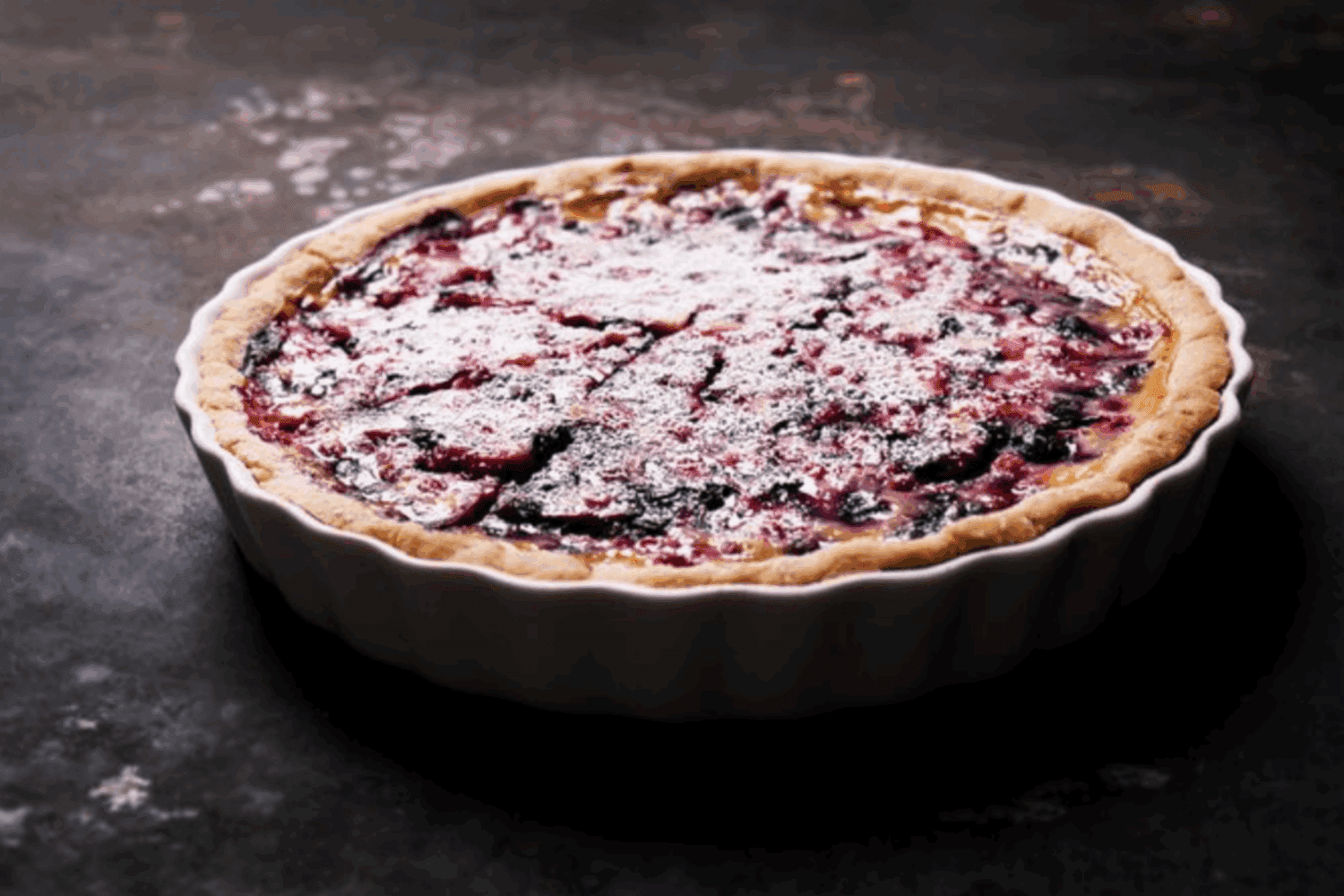 Кулінари поділились рецептом сливового пирога без використання духовки