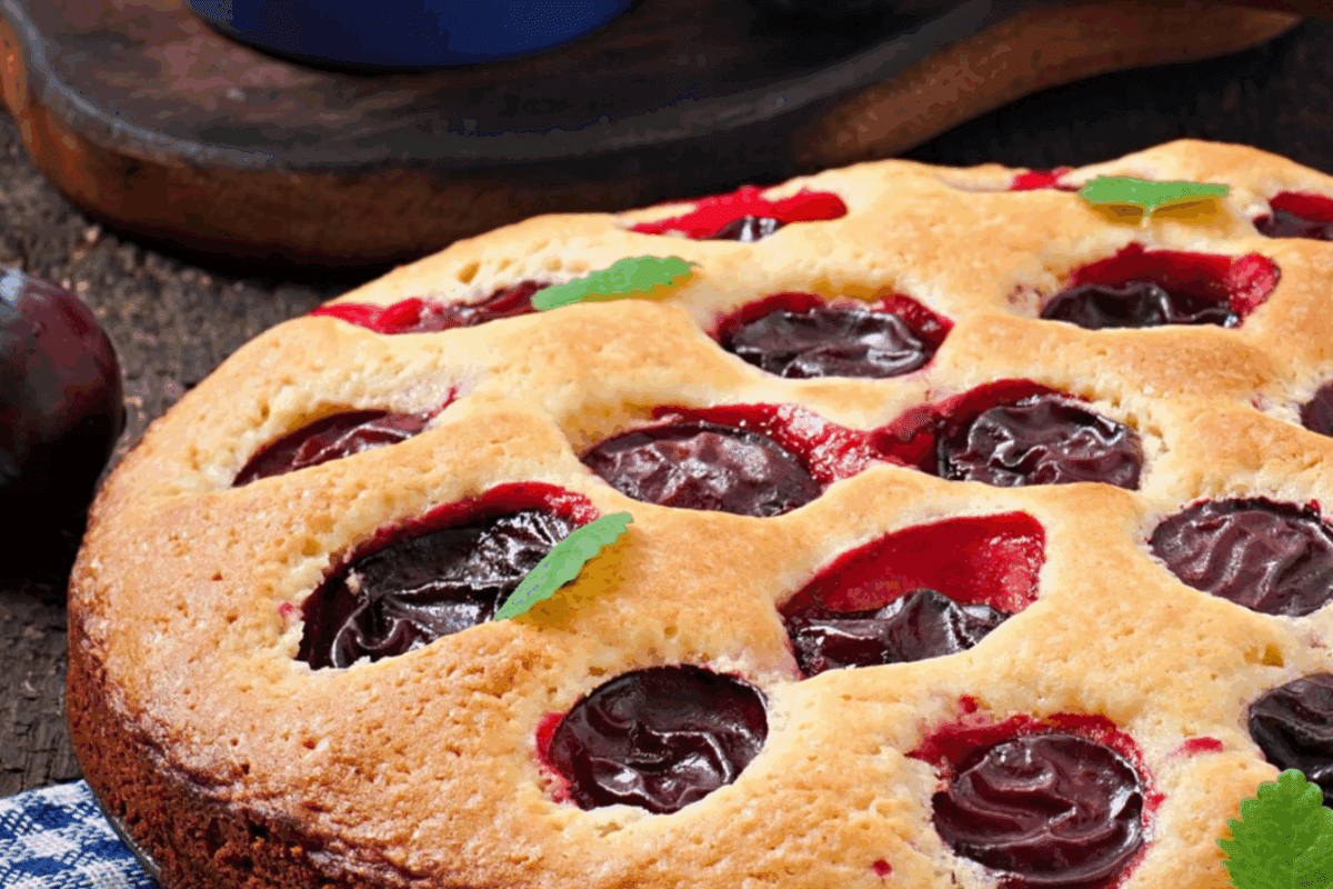 Кулінари поділились рецептом сливового пирога без використання духовки