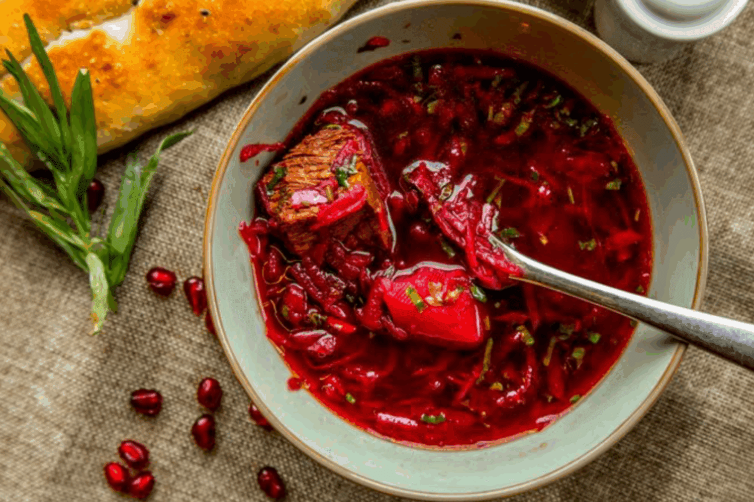 Кулінари розповіли, який продукт додати в засмажку під час приготування борщу