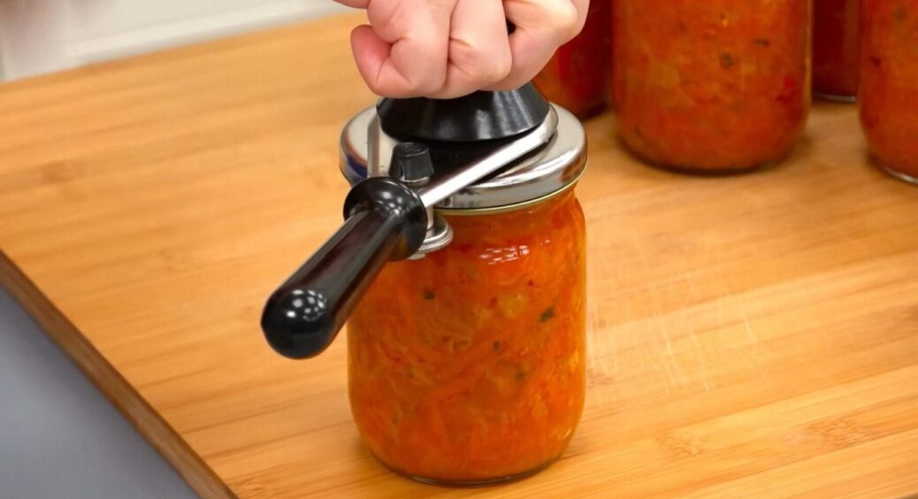 Смачно, економно та продукти не псуються: 2 рецепти консервованих борщів та супів на зиму 