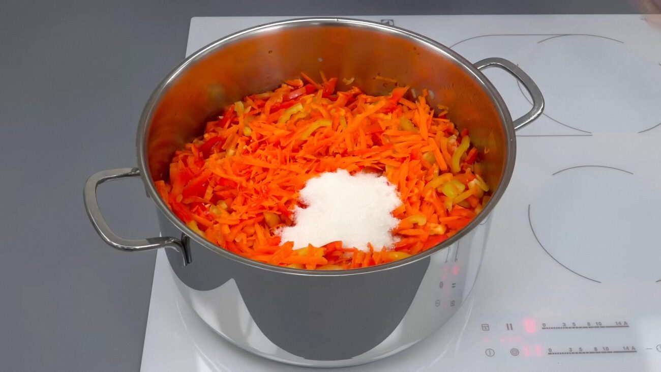 Кухарі пояснили, як зробити заготовку супу в банці на зиму