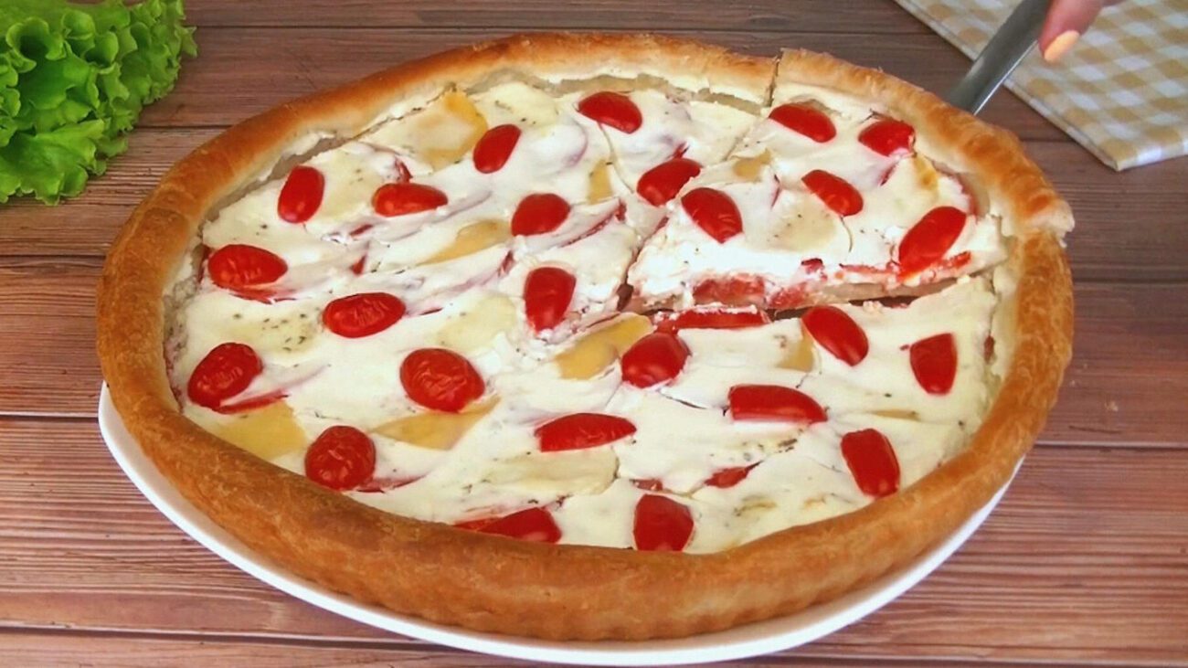 Кулінари показали рецепт сирно-помідорного пирога з листкового тіста