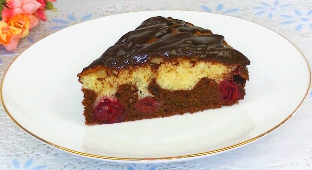 Не десерт, а справжня казка: пиріг з вишнею та 2 видами тіста, який підкорює з першого шматочка 