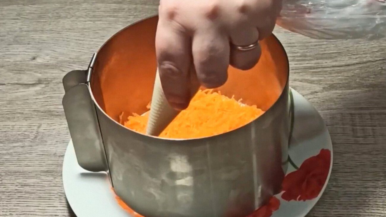 Господині показали, як зробити салат з вареним буряком і сметанною заправкою