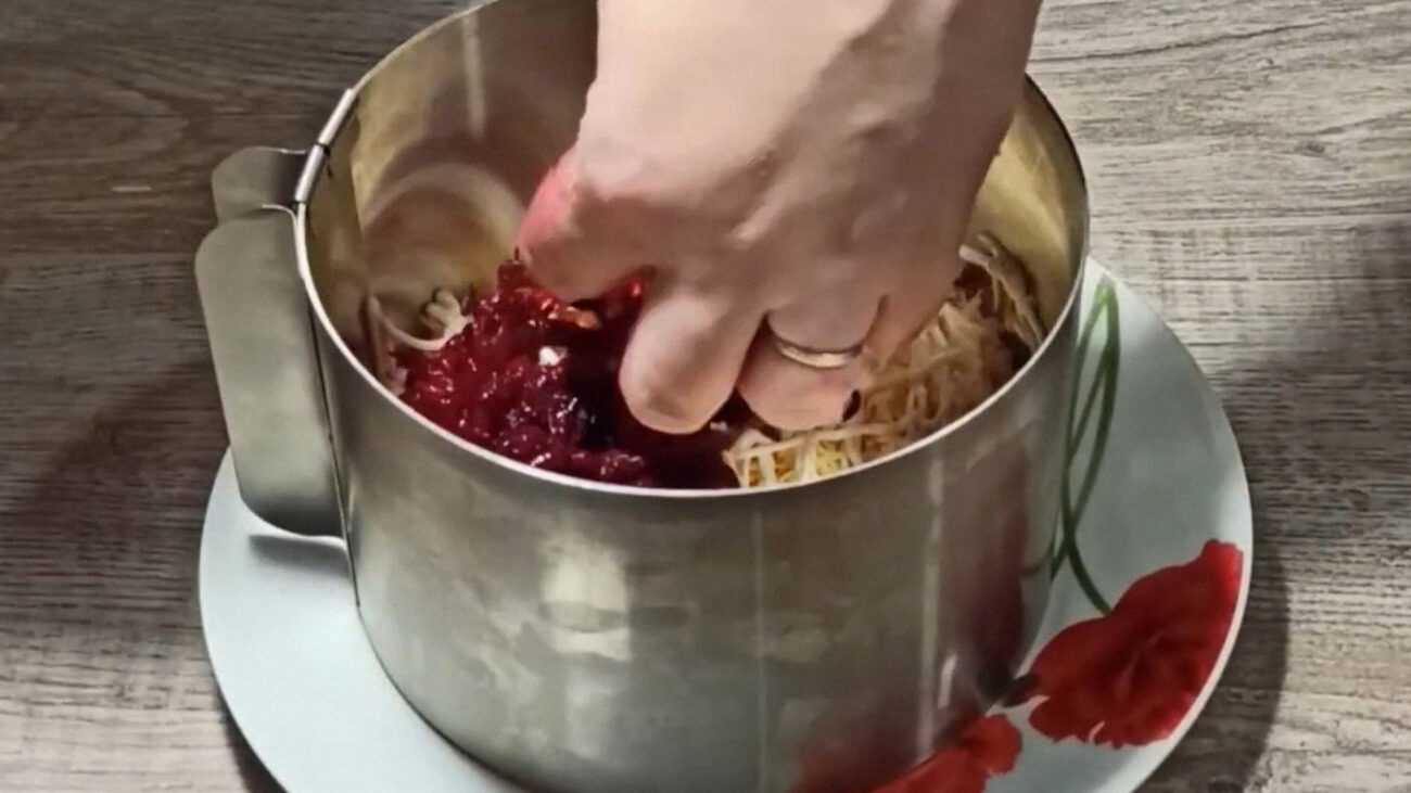 Господині показали, як зробити салат з вареним буряком і сметанною заправкою