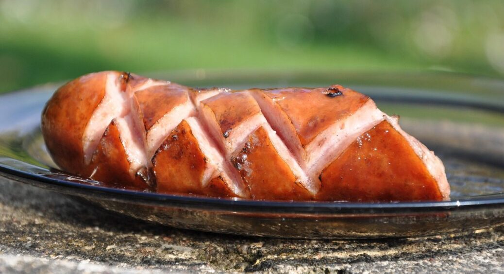 Рецепт запеченої курячої ковбаси без оболонки з часником і гірчицею: стегно + грудка — смакота! 