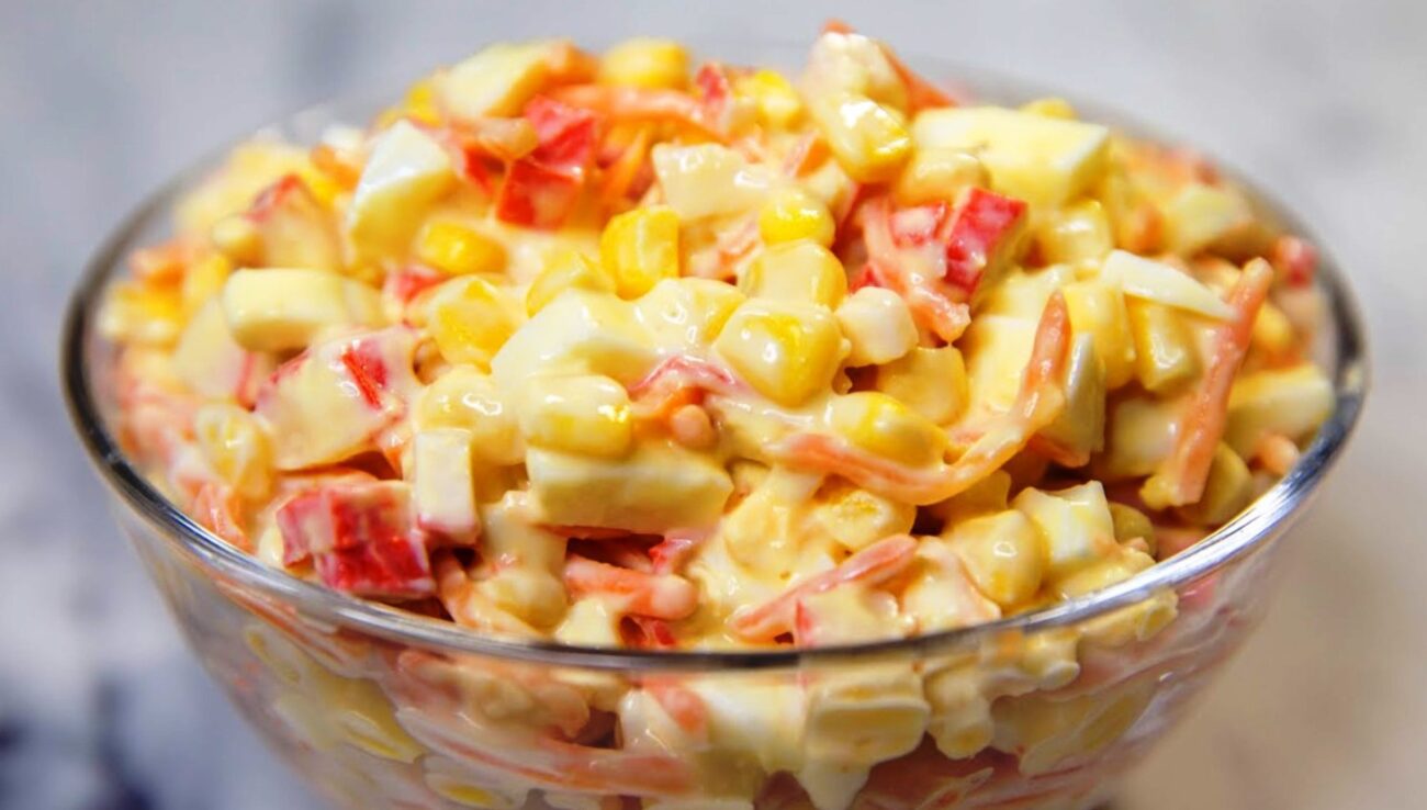 Рецепт смачного і соковитого салату з крабовими паличками на Новий рік