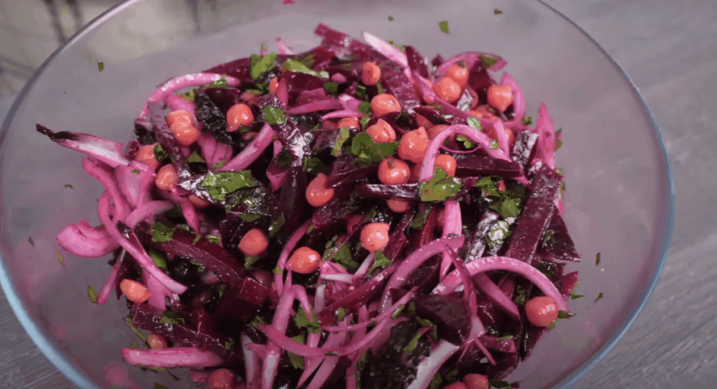 Звичайний буряк, оселедець та горіхи — а виходить неймовірний салат, який з’їдають 1-м 