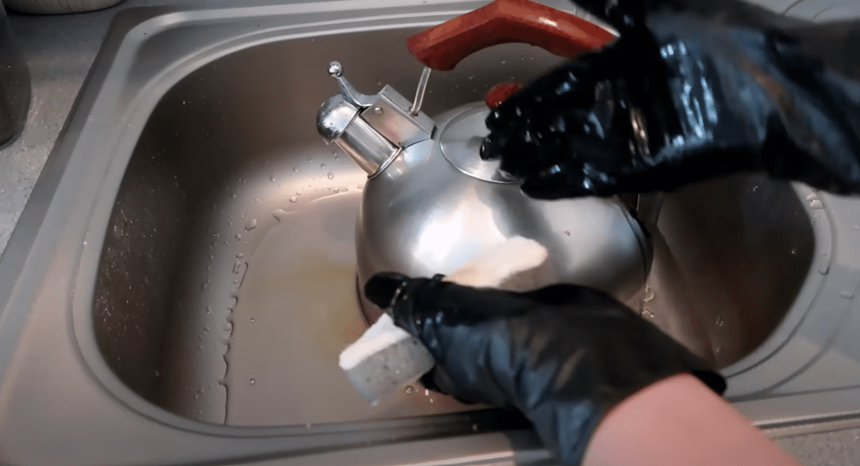 Рецепт саморобного засобу, яким можна відмити все: від чайника до унітазу