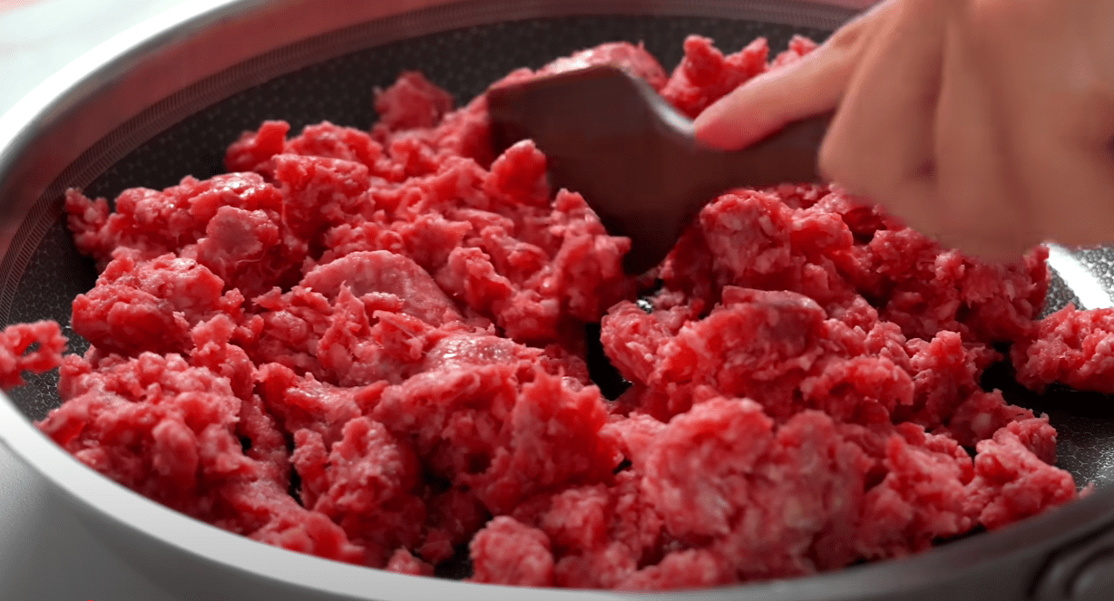 Кулінарка дала рецепт незвичайного пирога з листкового тіста та фаршу