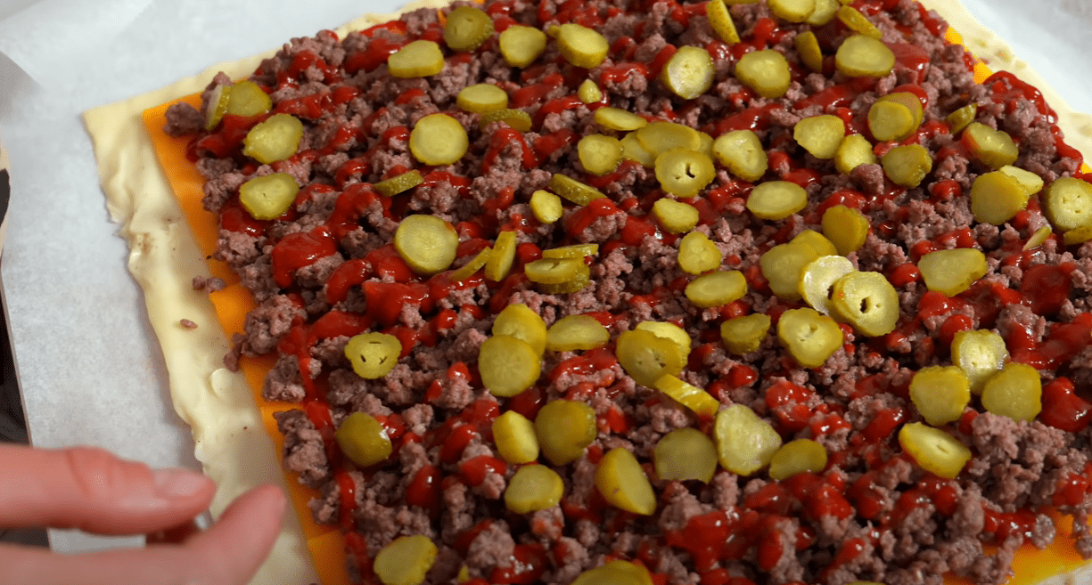 Кулінарка дала рецепт незвичайного пирога з листкового тіста та фаршу