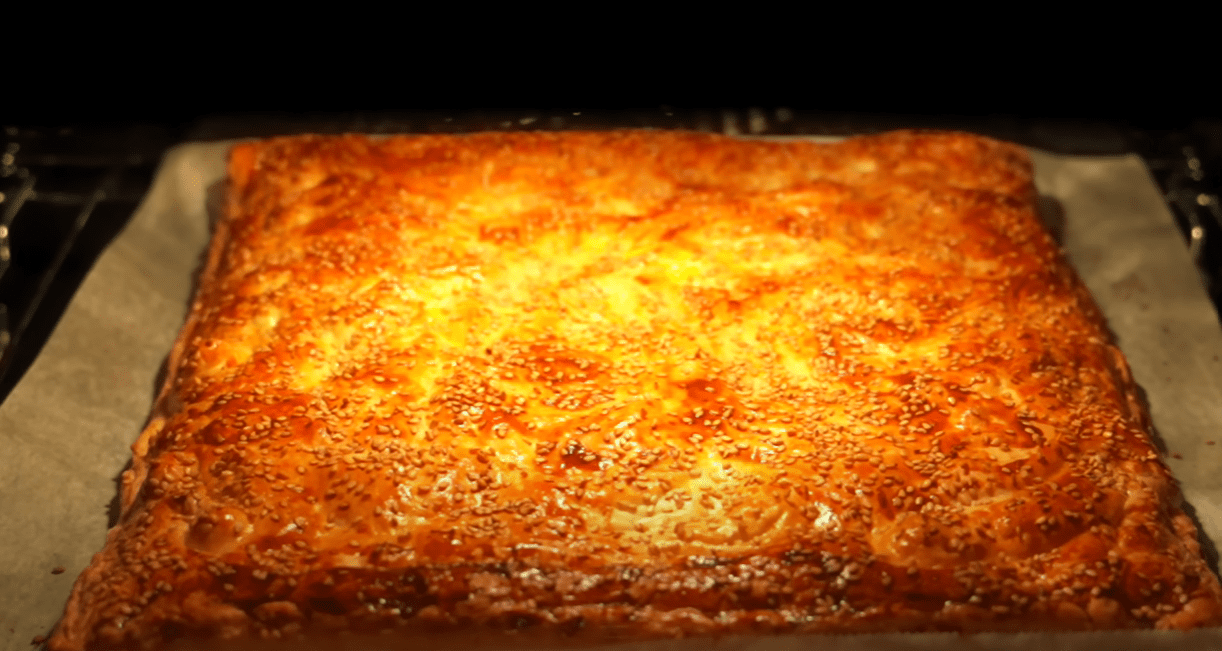 Кулінарка дала рецепт незвичайного пирога з листкового тіста та фаршу