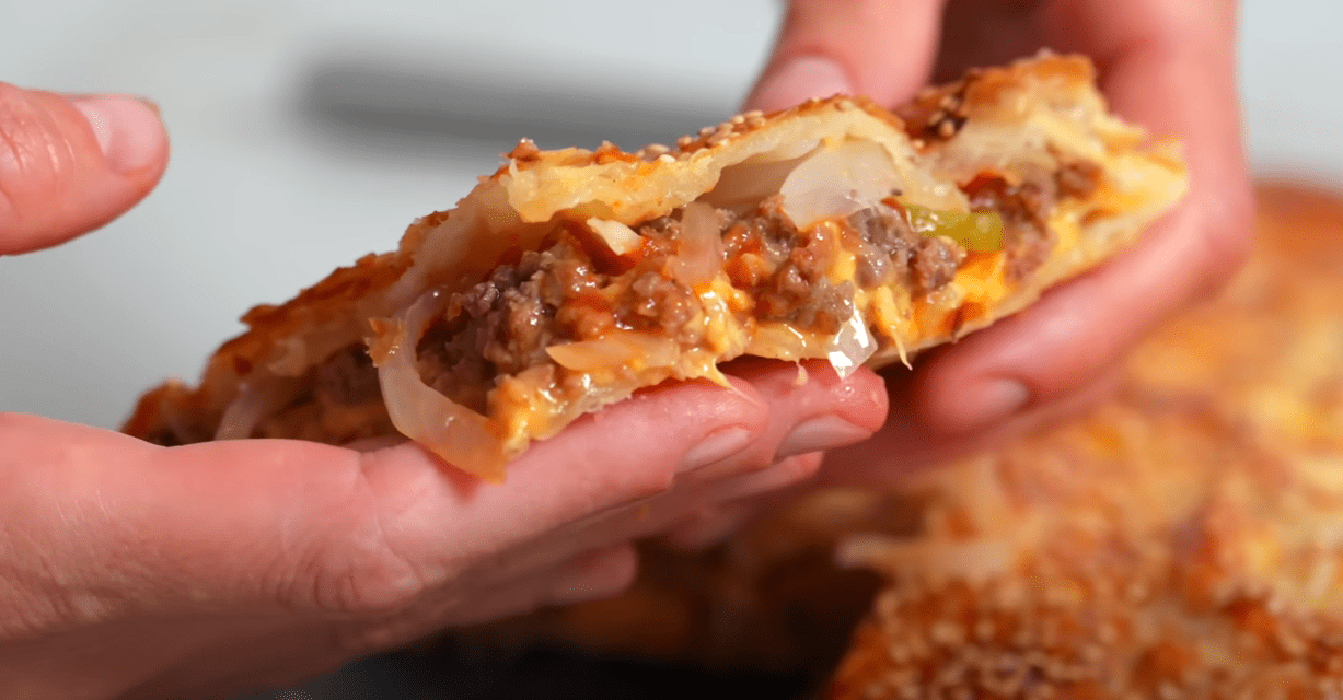 Кулінарка дала рецепт незвичайного пирога з листкового тіста та фаршу