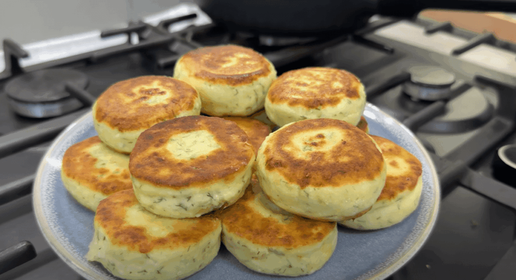 Легкі та ніжні: домашні сирники на сковороді за 10 хвилин – рецепт без дріжджів 