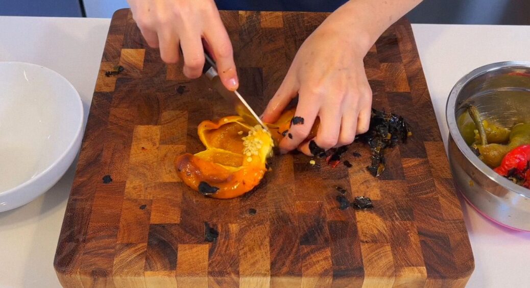 Печені перці з часником та олією: універсальна закуска – і до м’яса, і до картоплі 