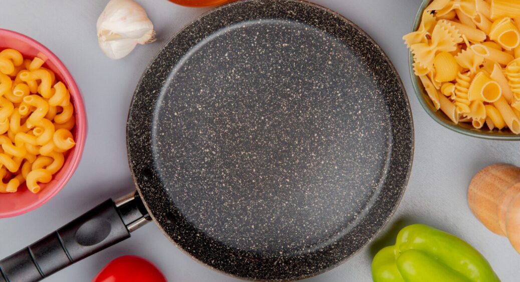 Сковорода з антипригарним покриттям прослужить 10 років, якщо не допускати цю фатальну помилку 