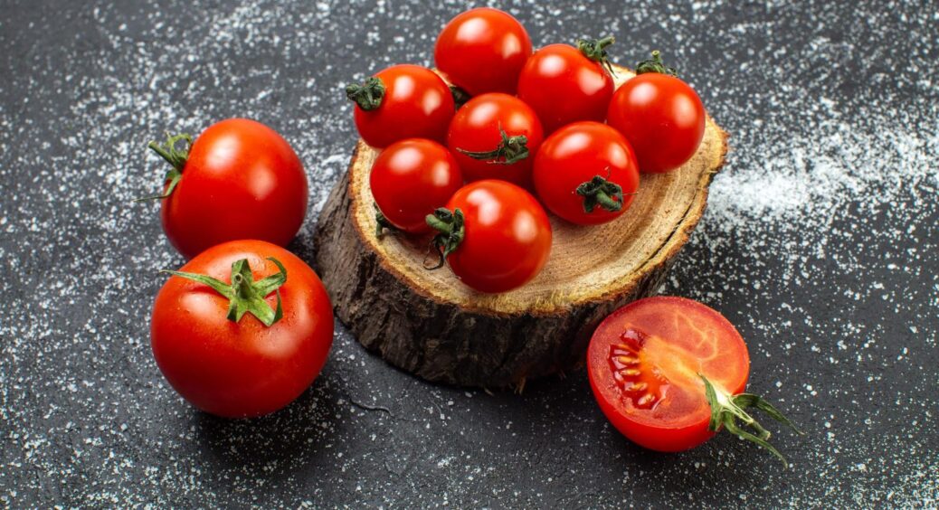 Томати у 2026-му виростуть крупними та соковитими: укладаю компост на грядку лише так 