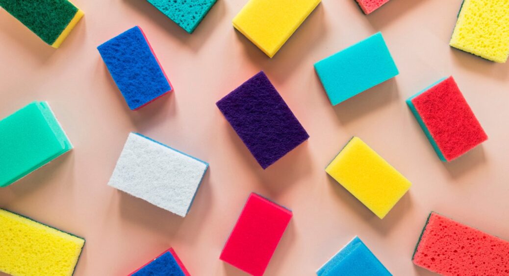 Жовтенькі – для скла, а зелененькі? Експерти розсекретили таємницю кольорових губок для посуду 