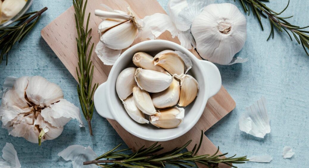 Часник буде завбільшки з дике яблуко: посадіть його після огірків або кабачків – 1 правило 