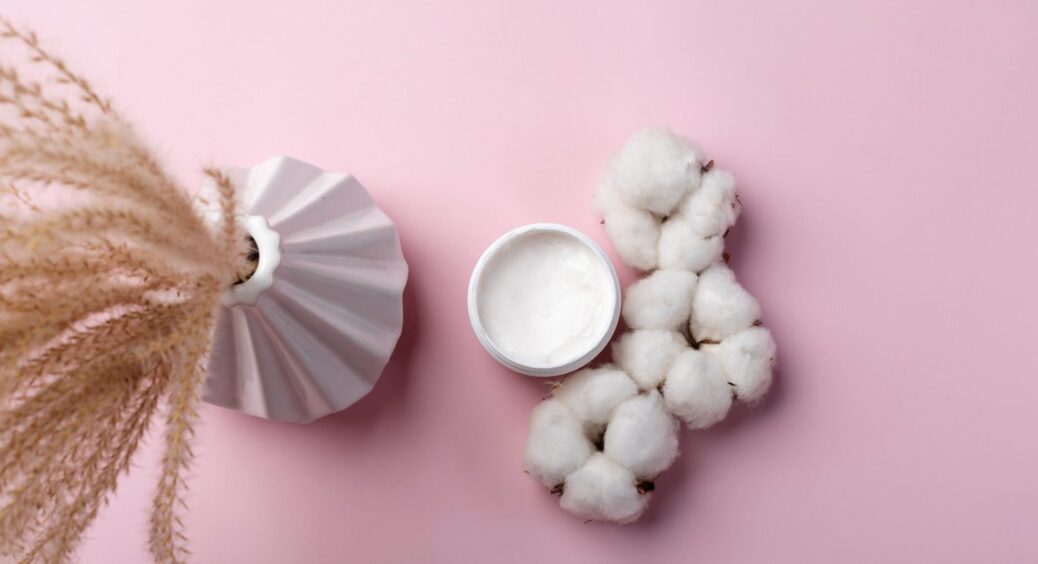 Змочила в ефірній олії – і під раковину: лайфхак з ватними кульками – всім стане у нагоді 