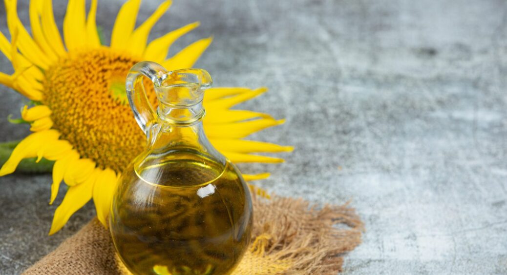 Чим відрізняється рафінована олія від нерафінованої: для смаження підходить лише 1 з двох 