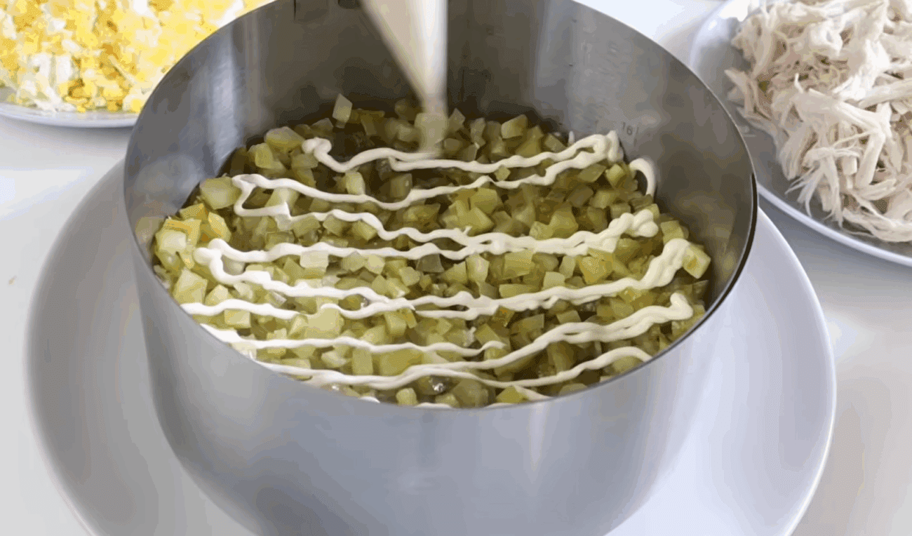 Рецепт смачного і соковитого салату з куркою на святковий стіл