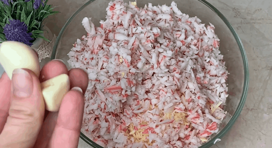 Крабові палички, морква й сир – 3 продукти і намазка є! Рецепт ситної закуски за 5 хвилин 